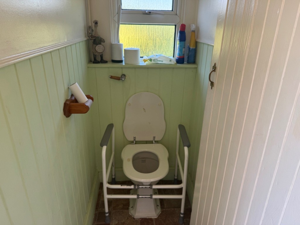 Lot: 137 - THREE-BEDROOM SEMI-DETACHED HOUSE - RESIDENTIAL INVESTMENT - Cloakroom/W.C.